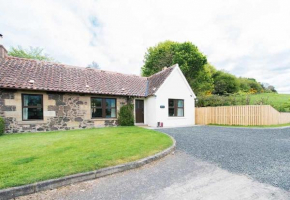 Maple Cottage with Hot Tub near Cupar Fife